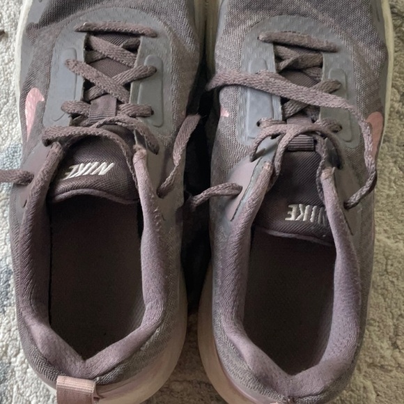 SET OF POOR QUALITY SHOES - Picture 8 of 10